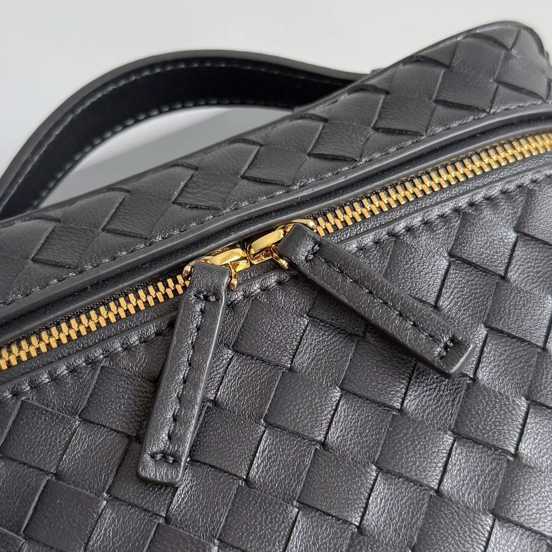 Batch 1480 BOTTEGA VENETA2025 new women's small Soft Vanity cosmetic bag, using the classic Intrecciato weaving technique, inheriting the classics, the ring buckle design 😎 The light metal chain gives you a high-end sense of matching, the chain is removable, and it can be used as a handbag ~ An elegant small bag that is perfect for participating in events. The overall body of the bag is as soft as marshmallow and can be easily kneaded, showing the strong toughness and high-end feel of the leather. The touch of sheepskin is so amazing. It is so healing when pinched! I have absolutely no resistance to small bags! ! ! Style number: 843800 Color: black Size: 19*14*3cm
